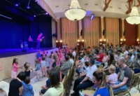 A Kolo Kulturális Központ egyik rendezvénye látható, ahol gyermekek és családok vesznek részt.