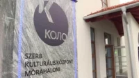 A képen a mórahalmi Szerb Kulturális Központ bejárata látható.