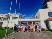 A képen egy csoport látható a mórahalmi Szerb Kulturális Központ épülete előtt.
