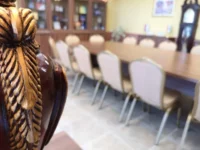 Közeli kép egy díszesen faragott oszlópról egy tárgyalóteremben.